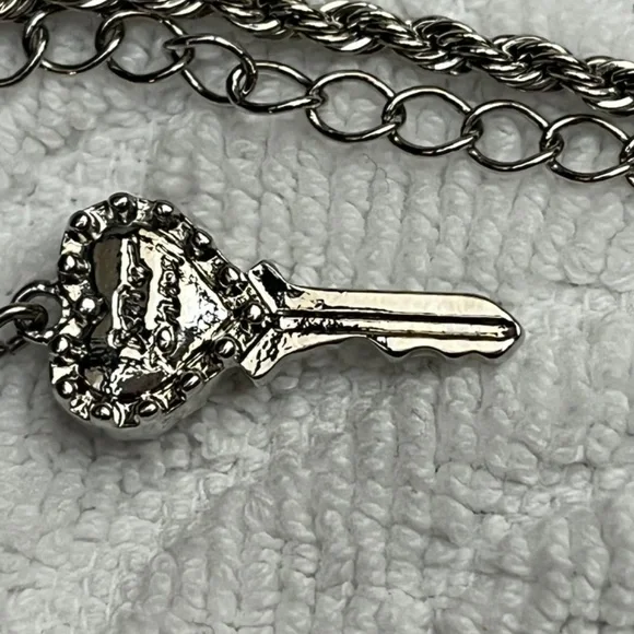 New, Without Tags, Betsy Johnson Long Neclace with Large Chrystal Pendant. - Picture 10 of 16